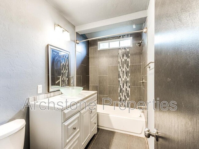 Building Photo - 608 Holoway Dr