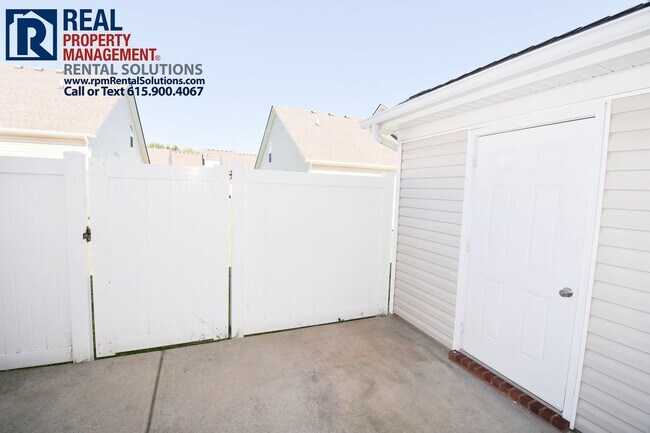 Building Photo - Beautiful Smyrna townhome less than 1 mile...