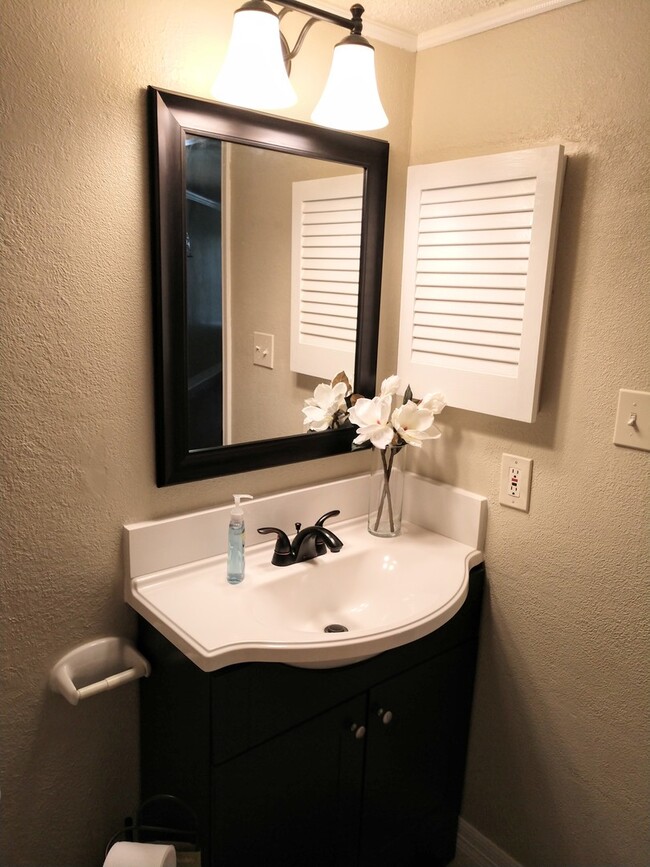 Building Photo - $1495 – 2 Bed / 1 Bath Condominium in cent...