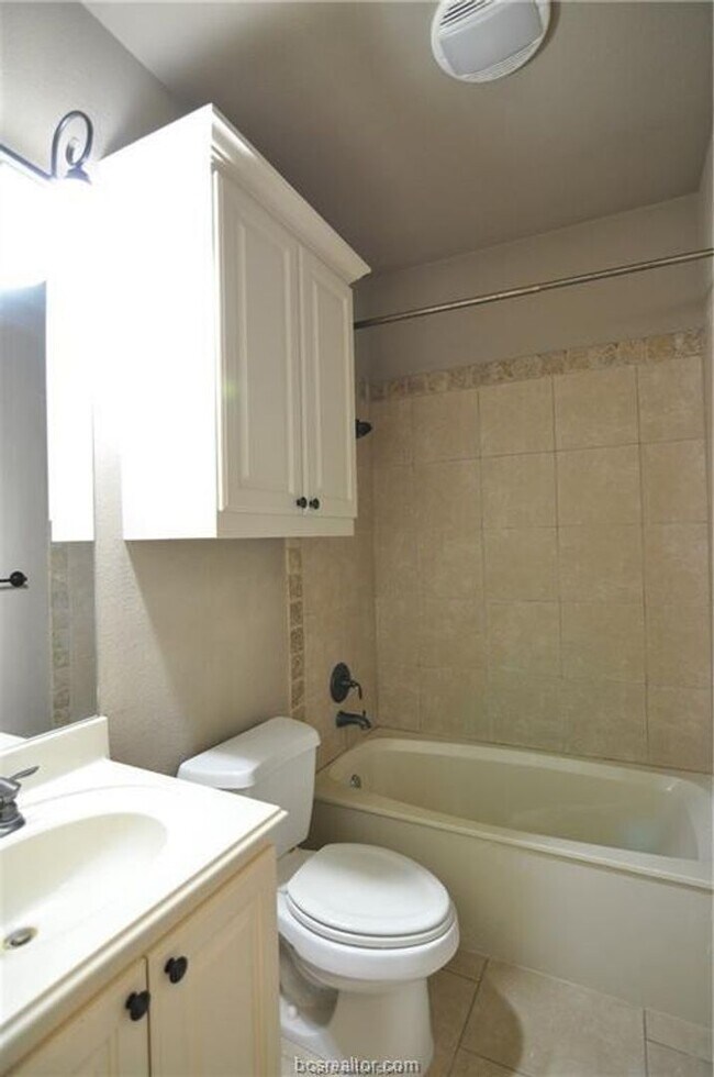 Building Photo - August 2026 Pre-Lease!! Spacious 4 Bed, 3 ...