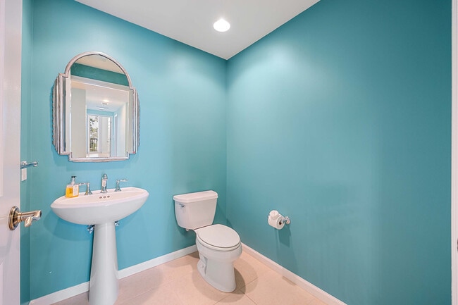 Building Photo - 455 Cove Tower Dr