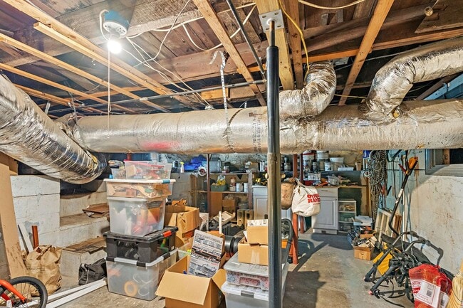 Building Photo - Adorable East Nashville Cottage w/ HUGE Fully-Fenced backyard!