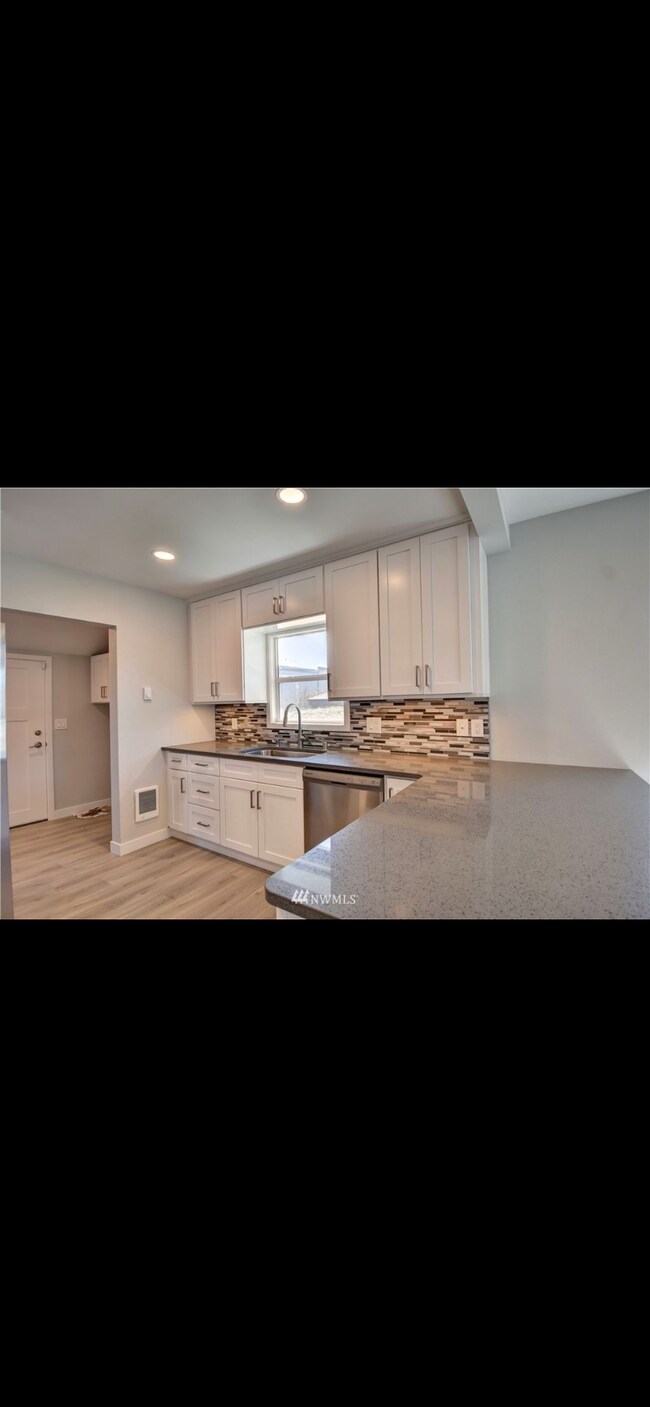 Building Photo - 1827 S Washington St