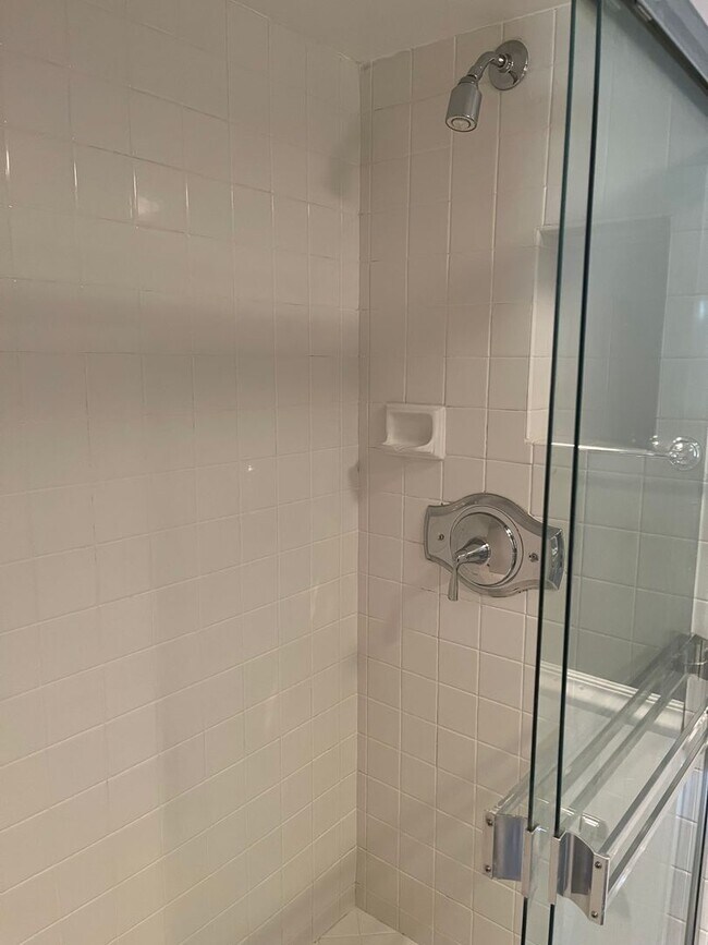 Building Photo - Available Now! 4 bedroom, 2.5 bath unit