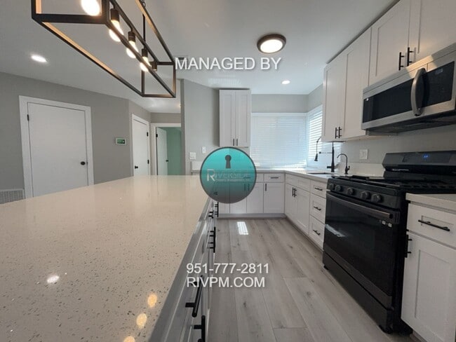 Building Photo - FOR RENT: BEAUTIFULLY RENOVATED 2 BEDROOM ...