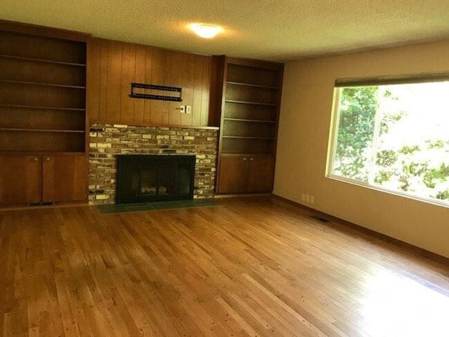 Building Photo - $4800 Beautiful park like 2 Story SFH,4BR,2.5BA, For Rent in Bellevue 98007