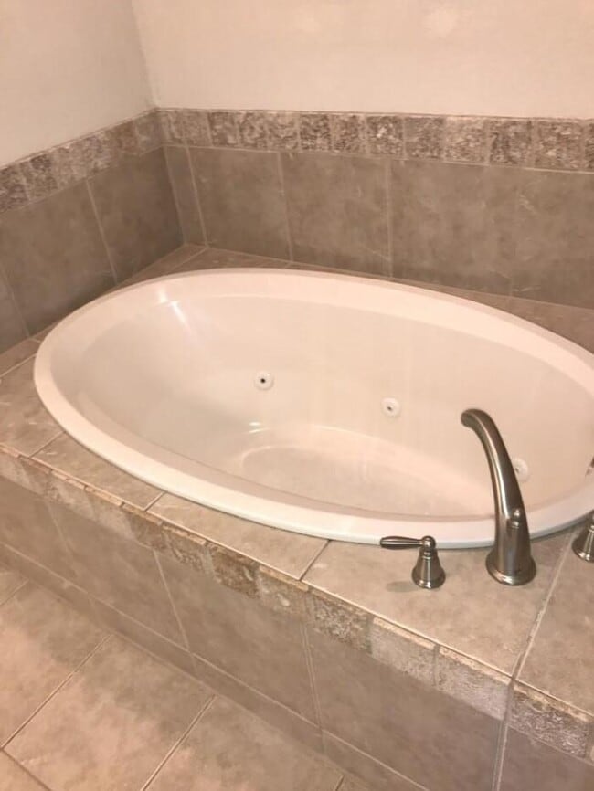 Building Photo - Meander Estates! Large corner lot 3/2/2 Co...