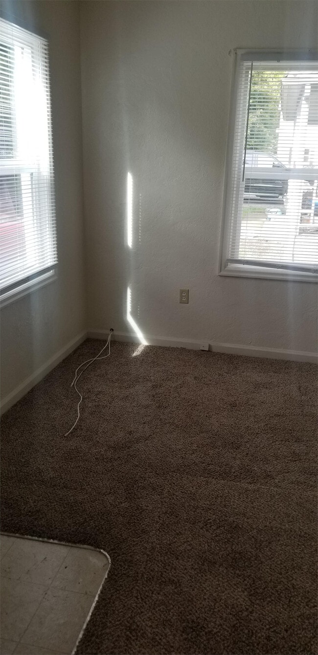 Building Photo - 1010 Garnet St NE