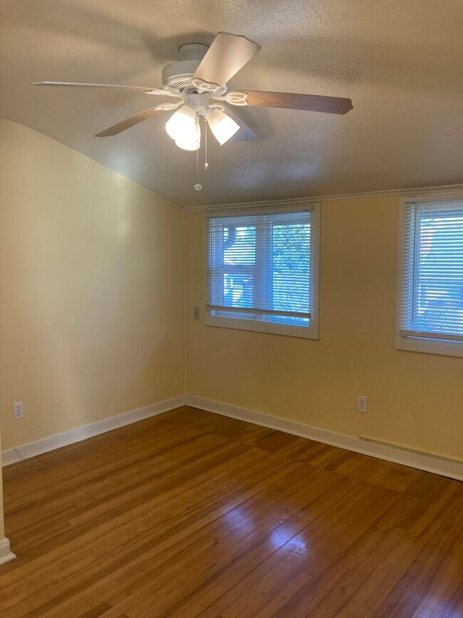 Building Photo - Charming 2nd Level Apartment