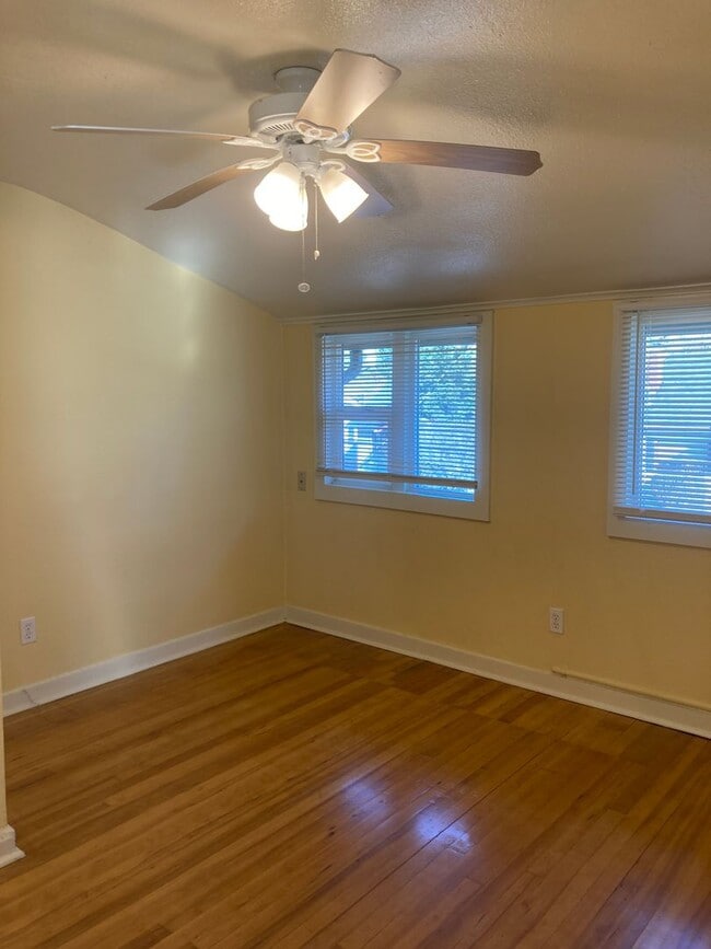 Building Photo - Charming Attic Apartment
