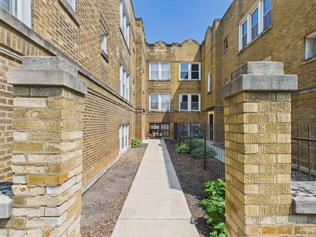 Building Photo - 4338 W Kamerling Ave