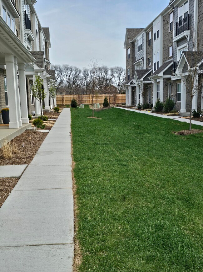 Building Photo - 6303 Sandbelt Dr