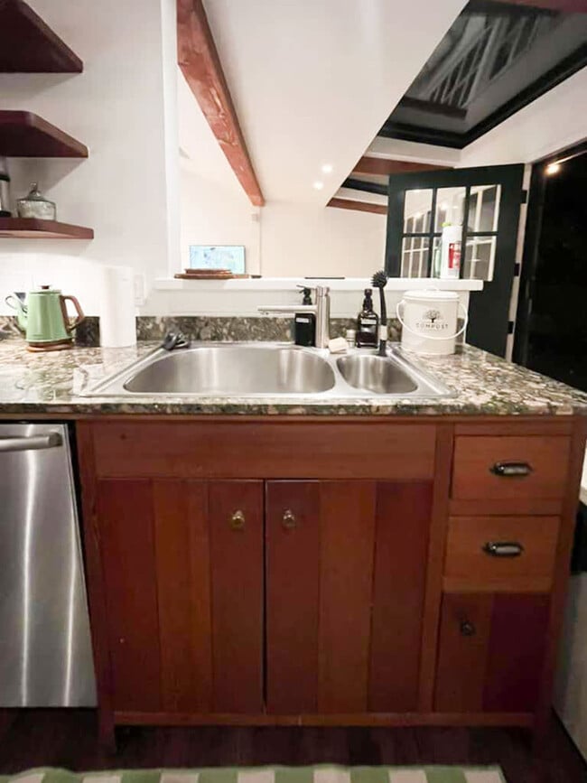 Building Photo - 522 Cascade Dr