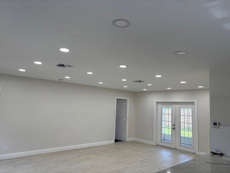 Building Photo - 240 NE 57th St