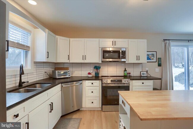 Building Photo - 1365 Roundtop Rd