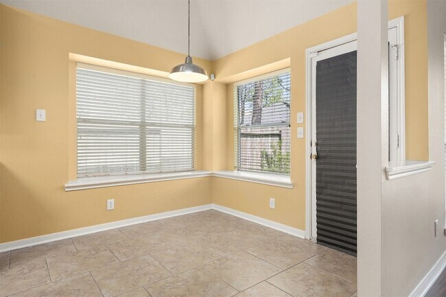 Building Photo - 3715 Crescent Dr