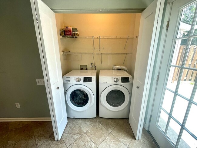 Building Photo - 3 Bedroom, 2 Bath Townhome in Park West of...