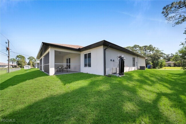 Building Photo - 901 Albany Ave