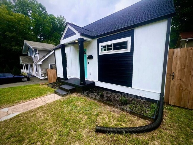 Building Photo - 713 Massey Ave