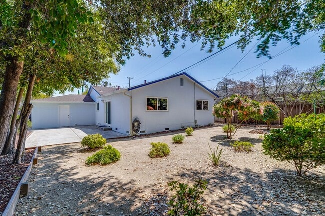 Building Photo - Charming 3-bedroom, 2-bathroom ranch-style...