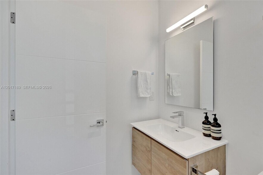 Building Photo - 2851 SW 33rd Ct