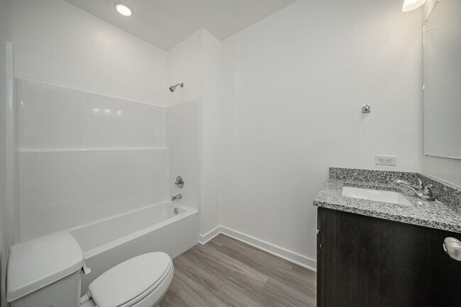 Building Photo - 1606 W 5th St