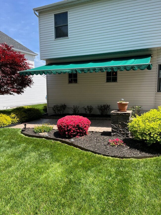 Building Photo - Updated & Landscaped 4 Bedroom, 4 Bath Hom...