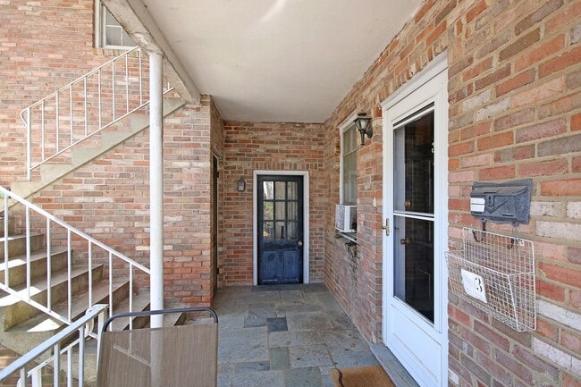 Building Photo - Walkable 1BR Off-Grounds UVA Apartment