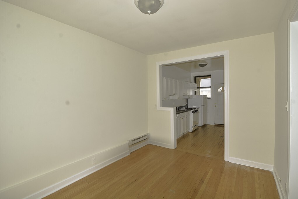 Building Photo - 820 W Waveland Ave