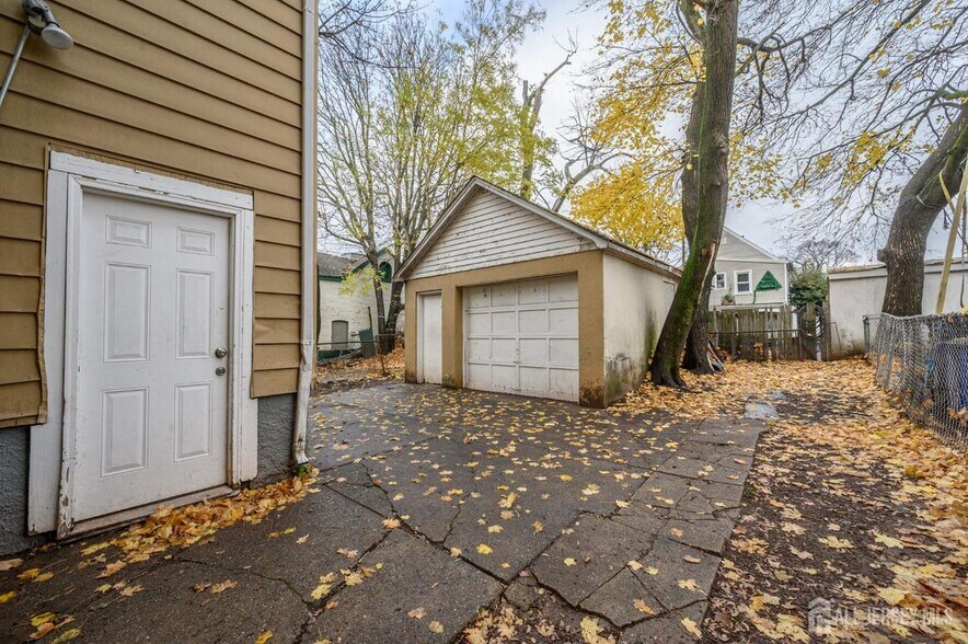 Building Photo - 377 Delavan St