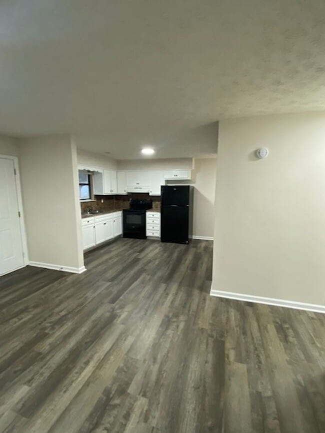 Building Photo - Quiet Living in the country.