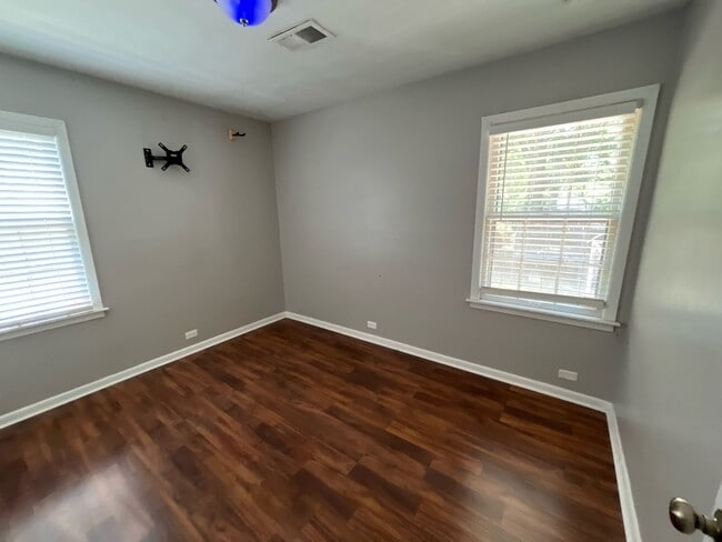 Building Photo - 3 bedroom 1 bath home walking/biking distance to campus