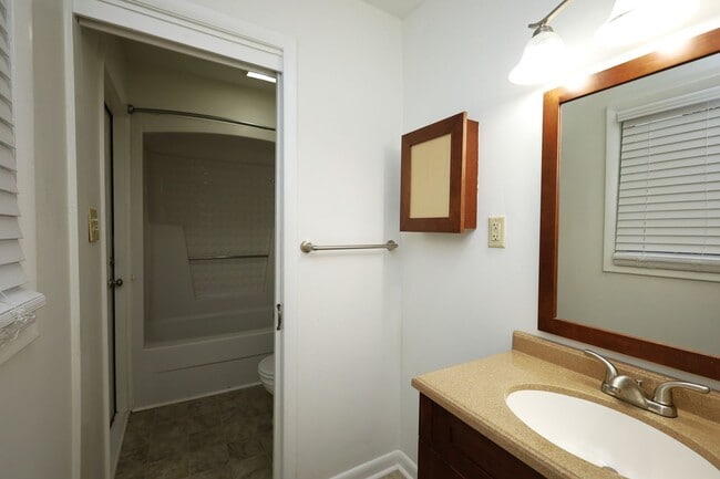 Building Photo - 608 S College St