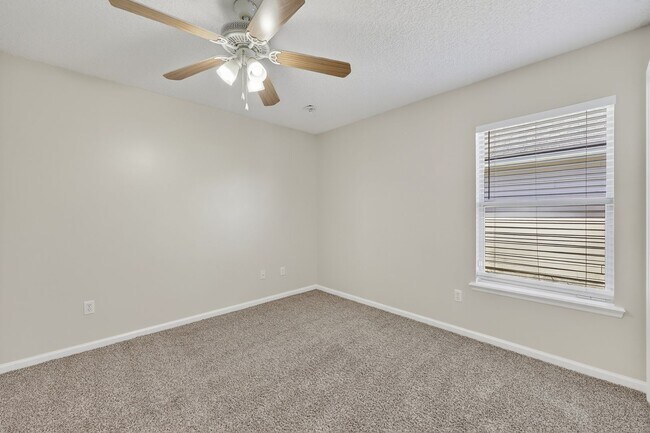 Building Photo - 9205 Redtail Dr