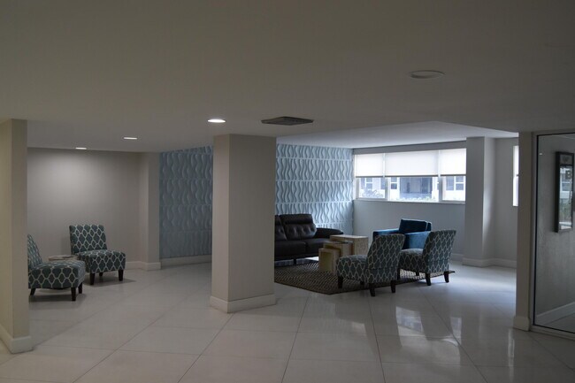 Building Photo - 1238 Hillsboro Mile