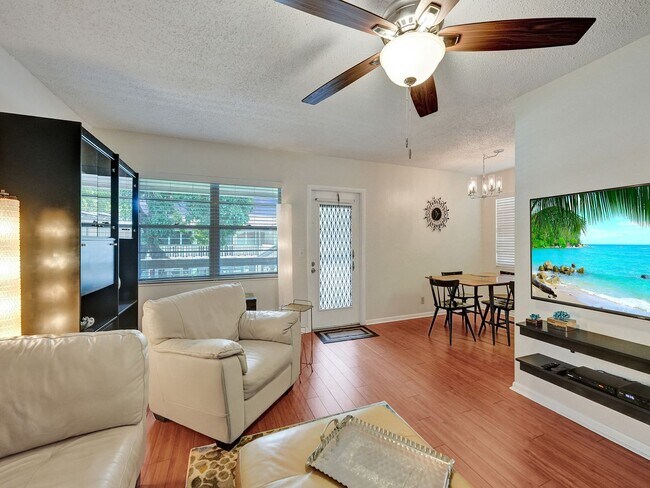 Building Photo - Beautiful fully furnished 2 bedroom 1.5 bath.