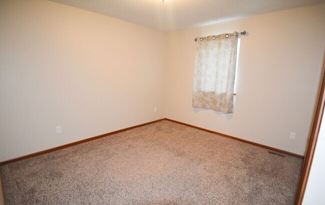 Building Photo - 3 Floor Townhome With Large Yard