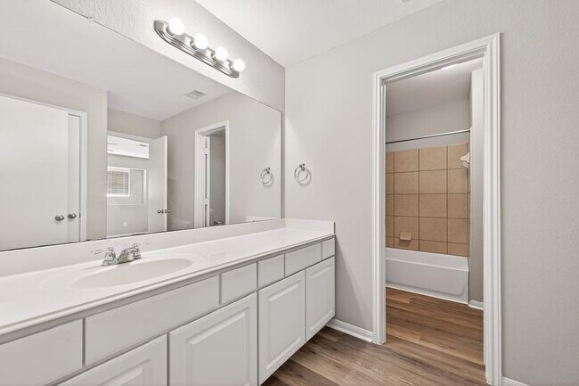 Building Photo - 2810 Meadowbrook Lane