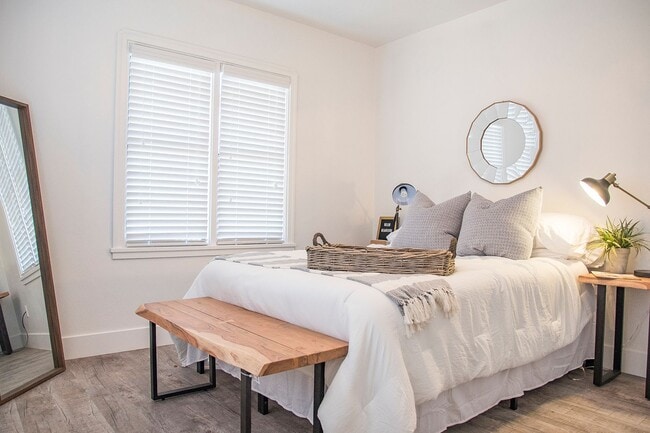 Building Photo - Darling 2 bedroom 1 Bath Exeter Charmer