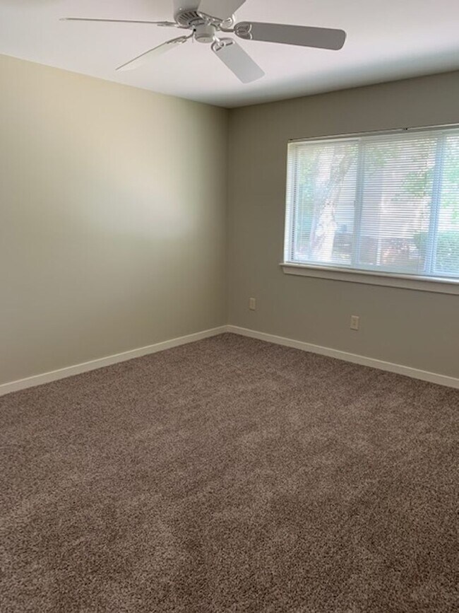 Building Photo - Sarah's Run Apartments