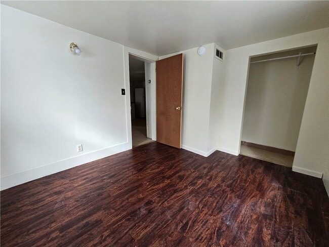 Building Photo - 130 E Elisha St