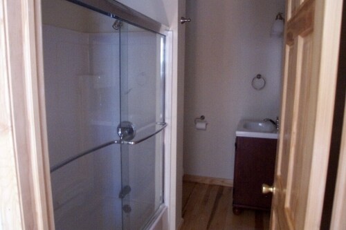Full Bath Up - 139 S Esselstyne St