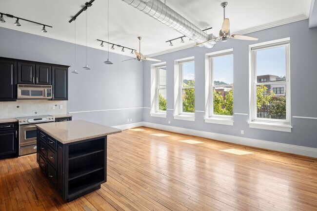 Building Photo - Beautiful Downtown Condo - Elevator Access, Parking Included