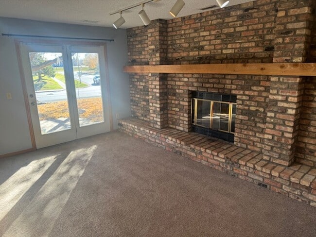 Building Photo - Beautifully Updated 3 Bed, 2 Bath, 2 Car Garage End Unit Townhome with Vaulted Ceilings