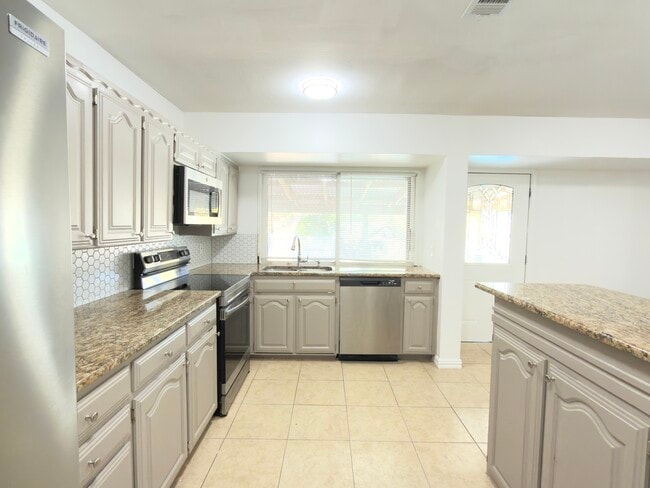 Building Photo - 302 Fair Oaks Blvd