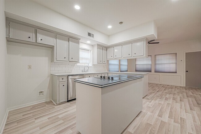 Building Photo - 1015 Sugar Lakes Dr