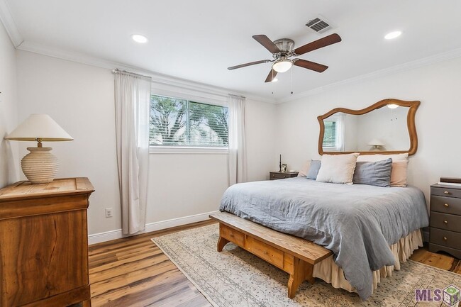 Building Photo - 9152 Woodbine St