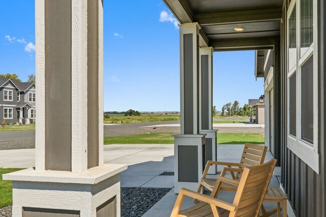 Building Photo - 4 Bedroom Home with Spacious Fully Fenced ...