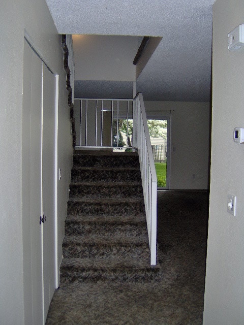 Building Photo - Cozy Townhouse! Water Sewer and Garbage Included!