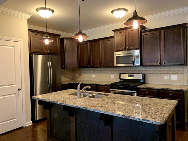 Building Photo - 204 Princess Pl